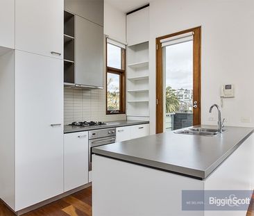 CONTEMPORARY TOWNHOUSE - Photo 1