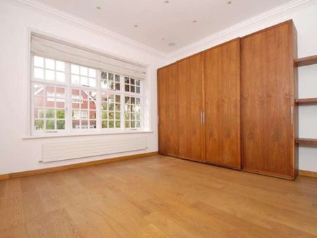 A fantastic garden apartment in an impressive period conversion located within walking distance to Hampstead Village and with easy access to Finchley Road Underground. - Photo 3