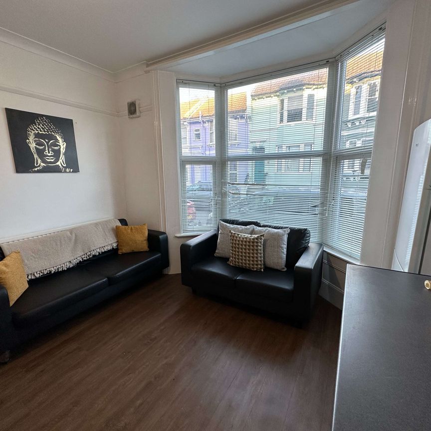 Accommodating House Share in Brighton Room 1 - Photo 1