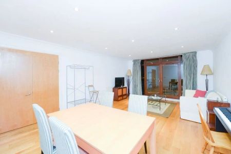 2 bedroom flat in Star Place - Photo 2