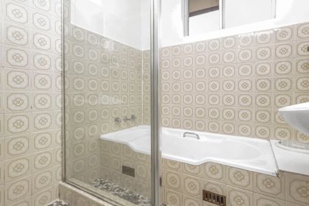 Three bedroom recently updated apartment - Photo 5