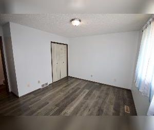 3 Bed 1.5 Bath Suite Single Garage Central Edmonton - Photo 5
