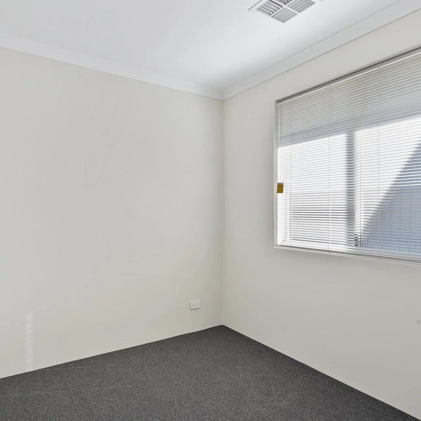 17 Kelston Approach, Lakelands. - Photo 1