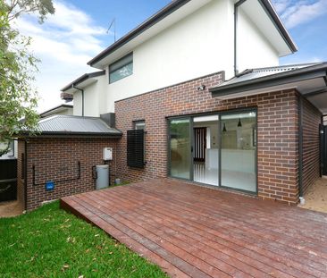 Quality Townhouse in Prime Location! - Photo 5