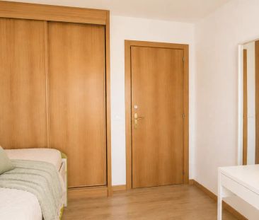 Room in a shared 4-bedroom apartment for rent in Leganés - Photo 3