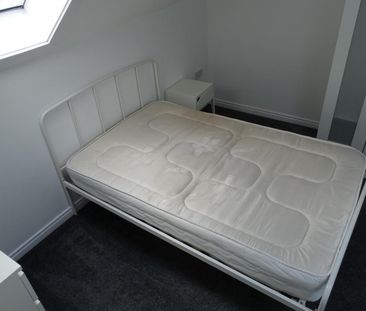 3 bedroom Flat To Let - Photo 3