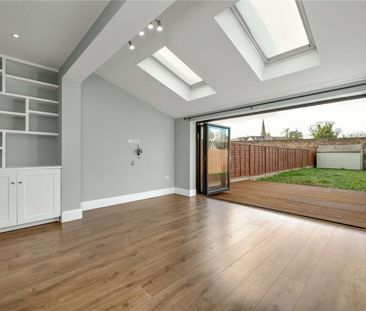 Four-bedroom home set on a private road, offering a harmonious blen... - Photo 2