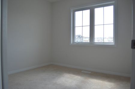 For Lease - 3 Butcher Crescent, Brantford, Ontario - Photo 4