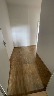 3.OG / großes Wohnzimmer + Balkon / Stellplatz mögl. ! - Photo 1