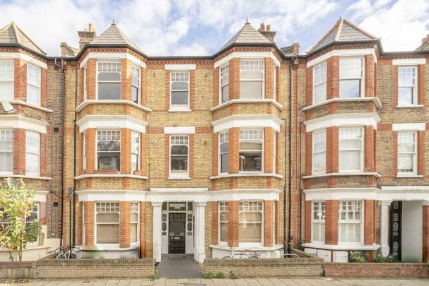 3 bedroom flat to rent - Photo 1