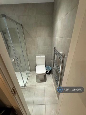 1 bedroom in a house share to rent - Photo 5