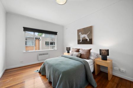 Charming Art Deco Apartment in Leafy Setting Moments from Alma Park! - Photo 5