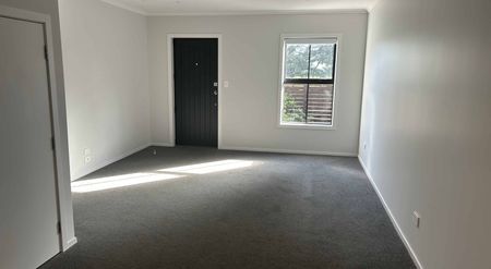 Cozy Two Bedroom Townhouse - Photo 2