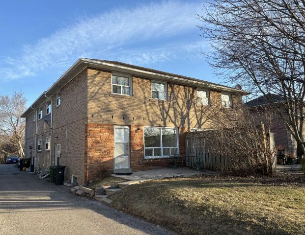 Two-Storey plus basement townhouse, 4 Bedrooms — 4 Bedrooms Townhouse - Photo 1