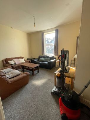 Room in a Shared House, Hessle View, LS6 - Photo 1