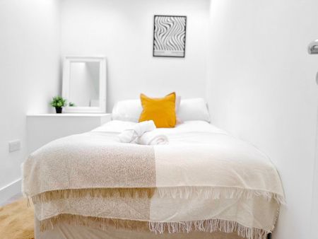 3 Bed Flat, Reginald Square, SE8 - Photo 3