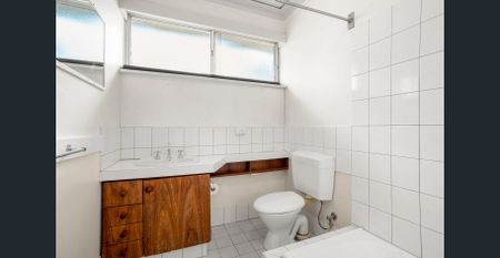 Relaxed Mandurah Living with Great Entertaining Space - Photo 3