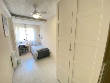 Calle de Valderrobres, Madrid, Community of Madrid 28022 - Photo 3