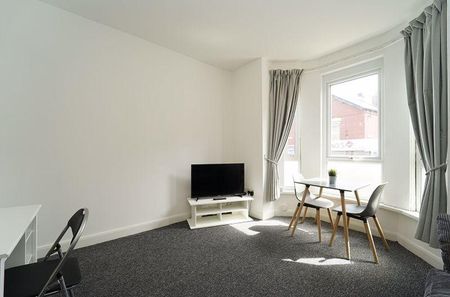 2 bedroom flat to rent - Photo 2