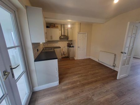 3 bedroom semi-detached house to rent - Photo 4