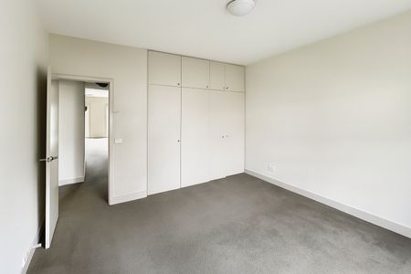 SPACIOUS APARTMENT IN THE HEART OF CARLTON - Photo 5
