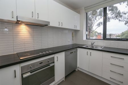 Spacious 2-bedroom Apartment opposite Morang Road Reserve - Photo 4