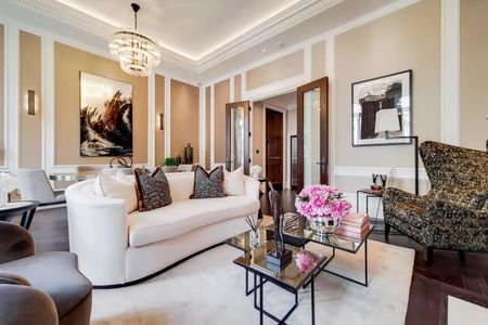 An elegant two-bedroom apartment within a newly refurbished building with two private balconies, located a few minutes walk from Kensington. - Photo 2