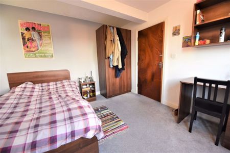 3 bedroom House in Hyde Park, Leeds - Photo 4