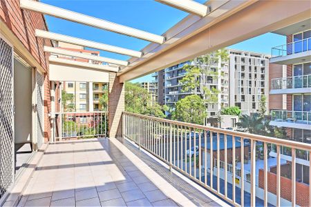 Bright & Breezy Two Bedroom Apartment - Photo 4