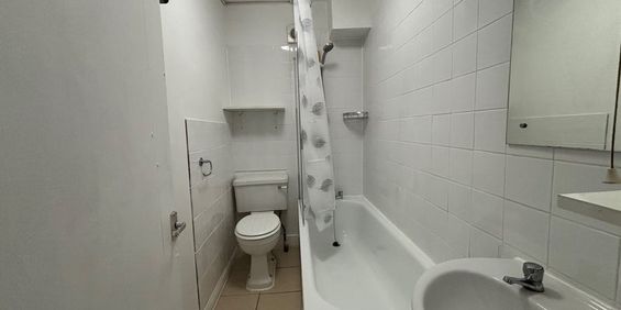 Studio Flat, Buckingham Road, NW10 - Photo 3