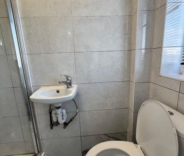 Bedsit close to ilford station- 900 - Photo 1