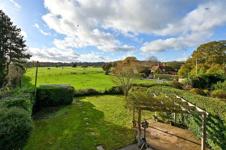 An immaculate three bedroom cottage located in the highly desirable location of Bovingdon Green - Photo 5