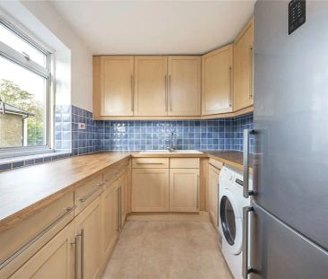 3 bedroom flat in Barnes - Photo 3