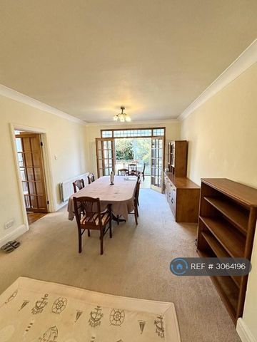 4 bedroom semi-detached house to rent - Photo 2