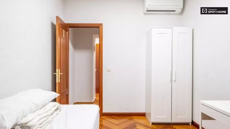 Single Bed in Room in a shared 6-bedroom apartment for rent in Alcalá de Henares, only students. - Photo 4