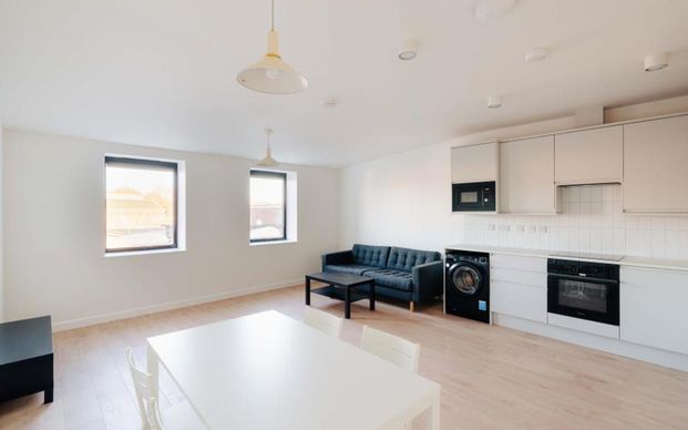 A brand new, high-spec one-bedroom flat in vibrant Bristol, offering modern open-plan living, underfloor heating, built-in storage, energy efficiency, and excellent access to public transport, shops, parks, and city amenities—ideal for couples seeking urban comfort. - Photo 1
