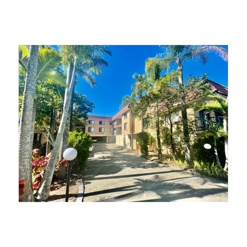 Coastal Convenience in the Heart of Mermaid Beach - Photo 2