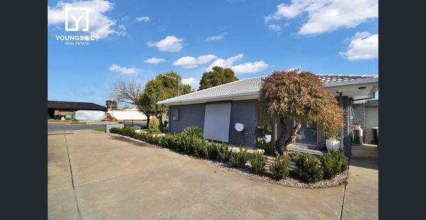 WELL PRESENTED LARGE TWO BEDROOM UNIT - Photo 1