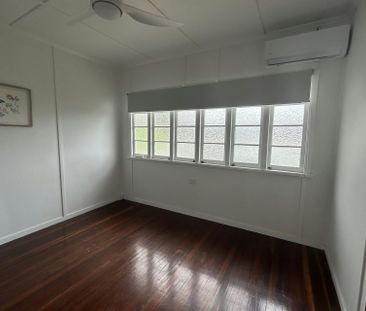 HIDDEN GEM IN SOUTH GLADSTONE WITH OCEAN VIEW - Photo 4