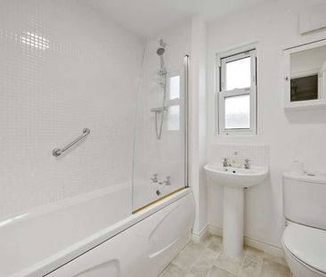 A contemporary townhouse, perfectly suited for family life. - Photo 4