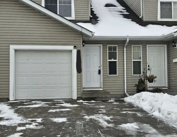 Townhouse for rent in Ellerslie Neighborhood — 3 Bedrooms Townhouse - Photo 1