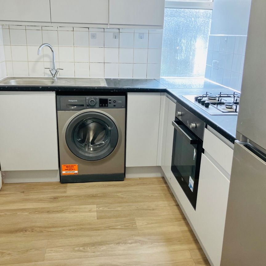 3 Bed Flat, Hockley Avenue, E6 - Photo 1