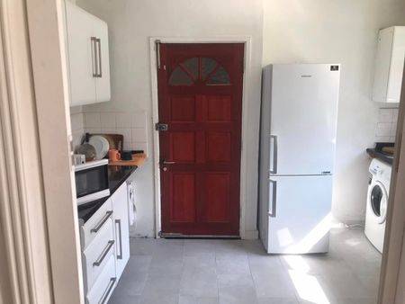 Room in a Shared House, Tarling Road, E16 - Photo 3