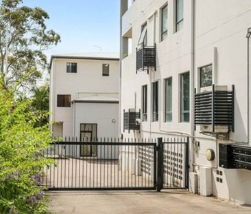Top-Floor Retreat with Sweeping views of City & Story Bridge! - Photo 2