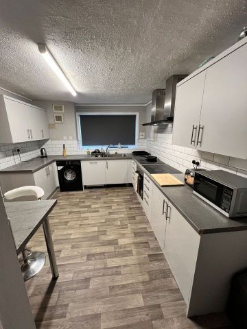 Waterpump Court Room 3 - Photo 2