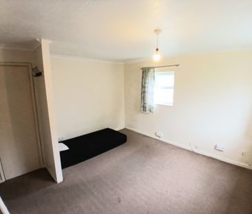 Inskip Crescent, Stevenage - Photo 2