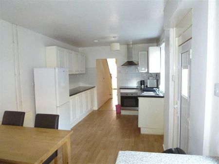 1 bedroom in a house share to rent - Photo 4