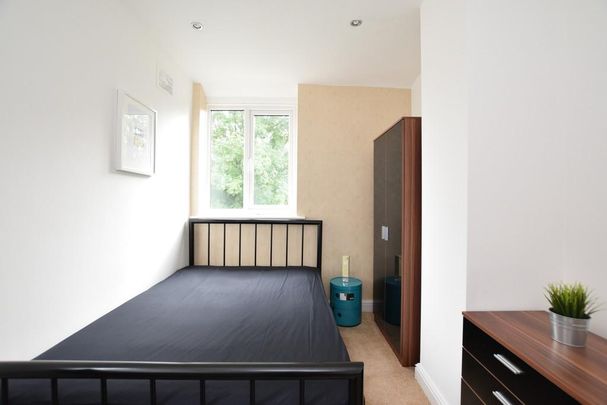 4 bedroom semi-detached house to rent - Photo 1