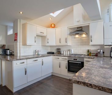 Contemporary 5 bed property on Coburn Street - Photo 2