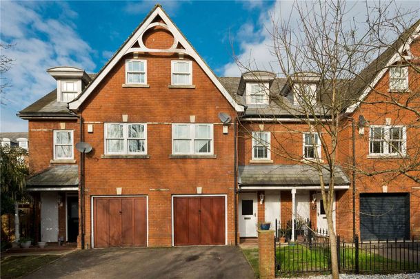 A family home in the popular St Lukes development, within a mile of the town centre and close to The Downs. - Photo 1